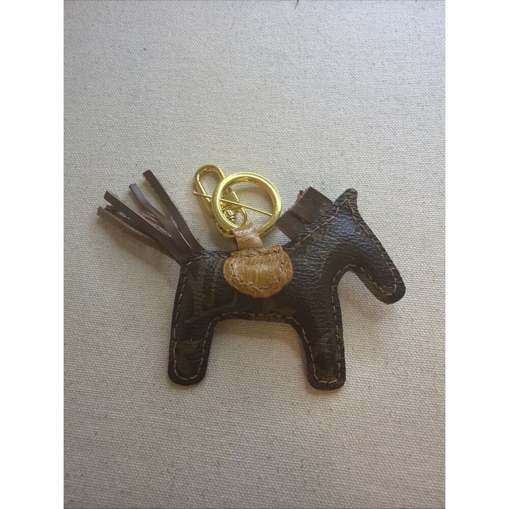 Upcycled Luxury Horse w/Saddle Key Ring - Picture 2 of 3